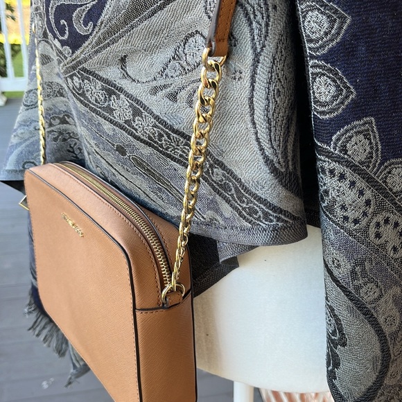 Michael Kors purse- like new condition - Picture 3 of 5